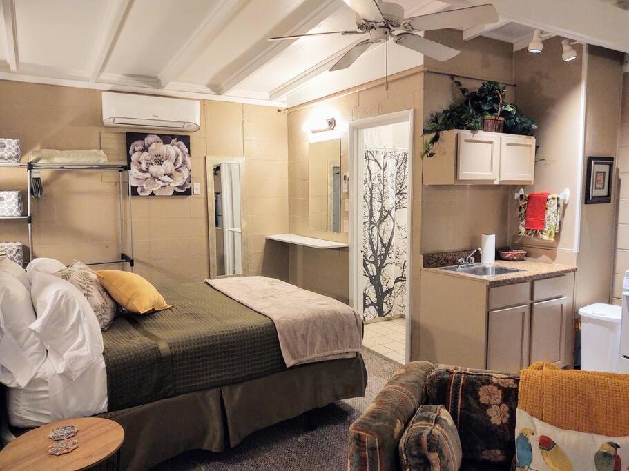 #02 - Unique Lakeside Studio Cottage- Pet Friendly 핫스프링스 외부 사진