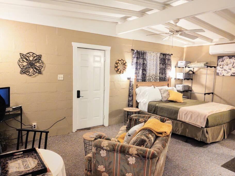 #02 - Unique Lakeside Studio Cottage- Pet Friendly 핫스프링스 외부 사진
