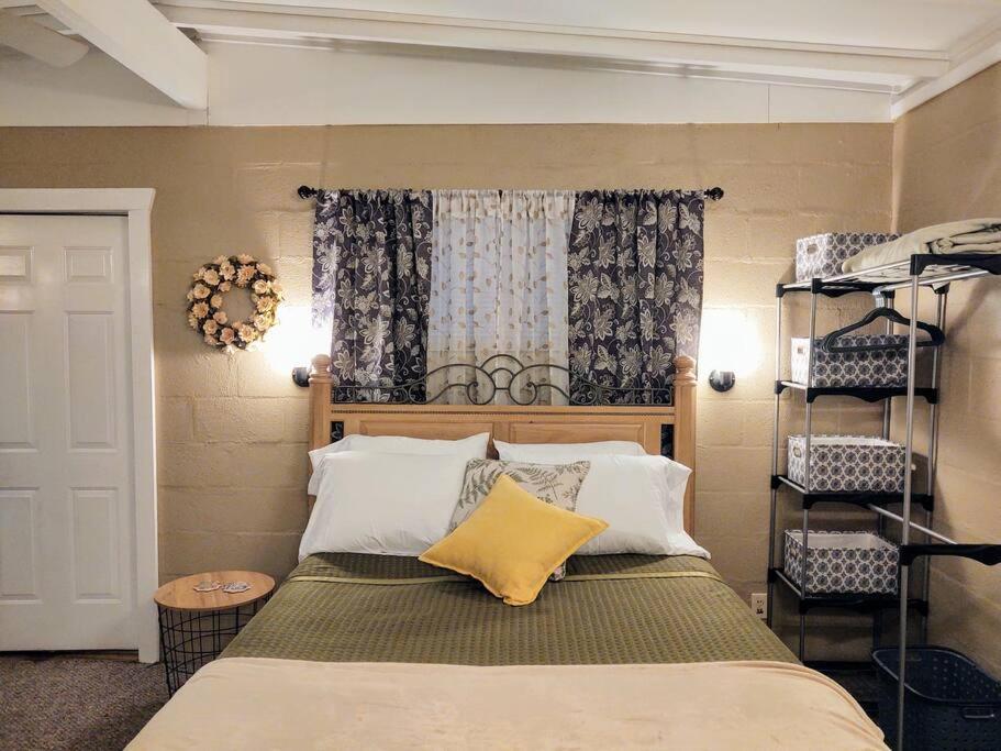#02 - Unique Lakeside Studio Cottage- Pet Friendly 핫스프링스 외부 사진